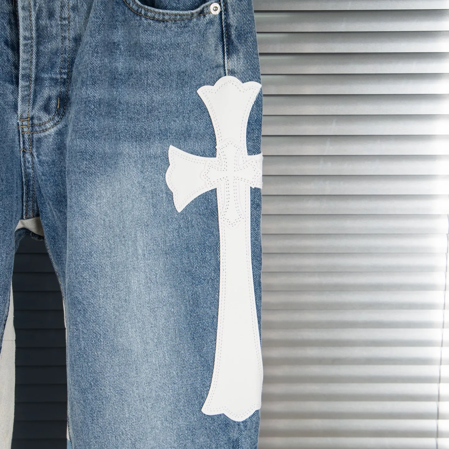 P240 Chrome Hearts Gallery co-branded limited-edition cross-flared flared jeans are a hot item this season and are sought after by countless celebrities and fashionistas. The neat details of the cutting process add color to the playful fashion! The neat and meticulous design, and the well-fitting structure is unique. The upper body not only has outstanding recognition, but also looks younger and younger. A style with the ultimate wearing meaning and performance, gorgeous color matching, and the craftsmanship of this style is also extremely extraordinary. After the finished product is washed, it is disassembled and hand-made with sheepskin cross leather and then spliced ​​together to complete. The whole piece has too many craftsmanship to describe. It is decorated with patchwork cross flowers and high-waisted washed jeans! ! Absolutely high-end luxury product, a god-level single product, a super popular product, made by top heavy industry, a magic weapon that cannot be missed to hit the streets. Style number: 1843 Size: 28 30 32 34 36 Color: blue